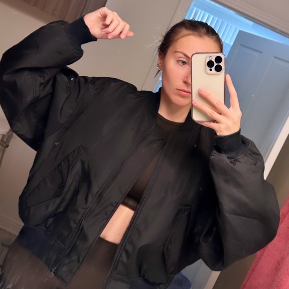 LIKE NEW Trendy Oversized Black Bomber Jacket Puffy Sleeves Warm Cool - Picture 4 of 4